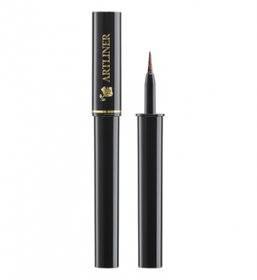 Eyeliner fluide, trac&eacute; dense et pinceau mousse