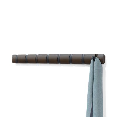 Pat&egrave;re murale en peuplier marron fonc&eacute;e &agrave; 8 crans Flip - Umbra