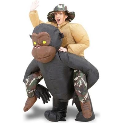 Costume gonflable d&eacute;guisement homme sur le dos d'un gorille