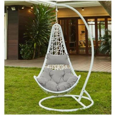 Fauteuil suspendu en r&eacute;sine tress&eacute;e blanche et coussins gris - OROSI