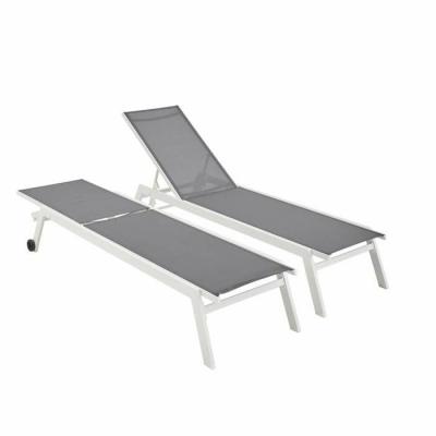 Lot de 2 transats blancs et gris aluminium multi position &agrave; roulettes