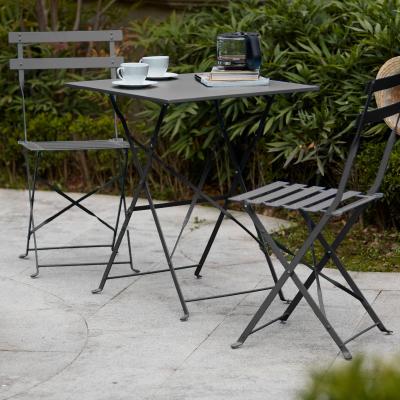 Ensemble de terrasse table carr&eacute;e et deux chaises pliantes en m&eacute;tal