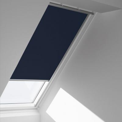 Store fen&ecirc;tre de toit VELUX occultant manuel bleu fonc&eacute; DKL SK06