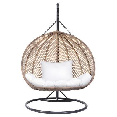 Fauteuil suspendu 2 places VAHINA en r&eacute;sine tress&eacute;e beige et coussin blanc