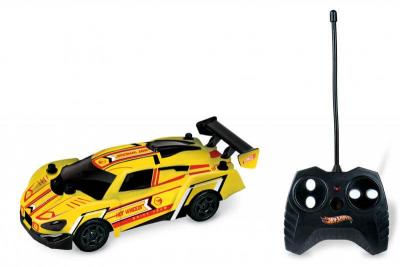 HOT WHEELS Petite Voiture t&eacute;l&eacute;command&eacute;e 1:28 (mod&egrave;le al&eacute;atoire)