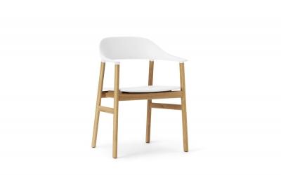 Normann Copenhagen - Chaise &agrave; accoudoirs Herit, ch&ecirc;ne / blanc