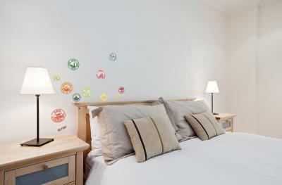 D&eacute;coration adh&eacute;sive Plage 157125 Sticker Mural - London Tokyo, 2 Planches, 29,7 x 21 cm