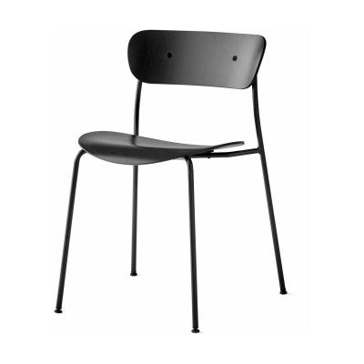 Chaise en ch&ecirc;ne laqu&eacute; noir AV1 Pavilion -&tradition
