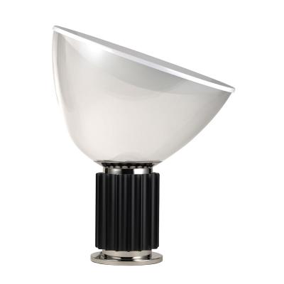 Lampe de table design en plastique et m&eacute;tal noir Taccia - Flos