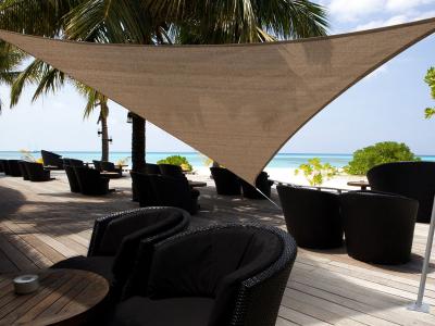 Voile d'ombrage Austral triangulaire 5m de c&ocirc;t&eacute;brun havane Jardiline