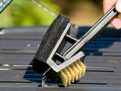 BROSSE POUR GRILLE 3 EN 1 laiton. grattoire. lame- PR&Ecirc;T A VENDRE